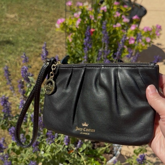 Juicy Couture Handbags - 🖤 Juicy Couture Black Wristlet Wallet